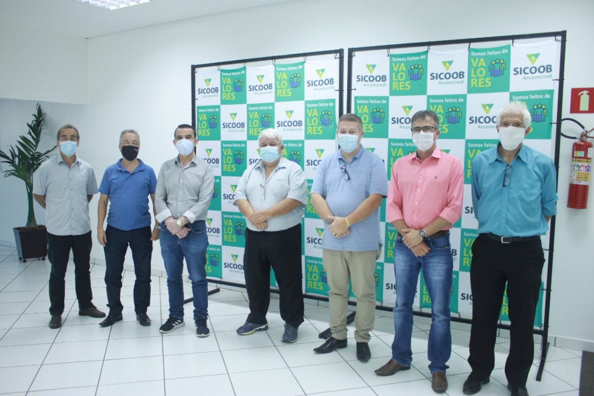 Sicoob Arcomcredi  doa computadores para o Centro de Acolhimento em Arcos