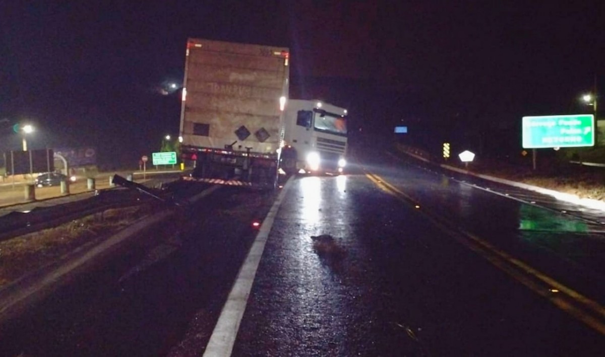 Carreta Baú forma "L" na MG 050, próximo ao Viaduto de Córrego Fundo