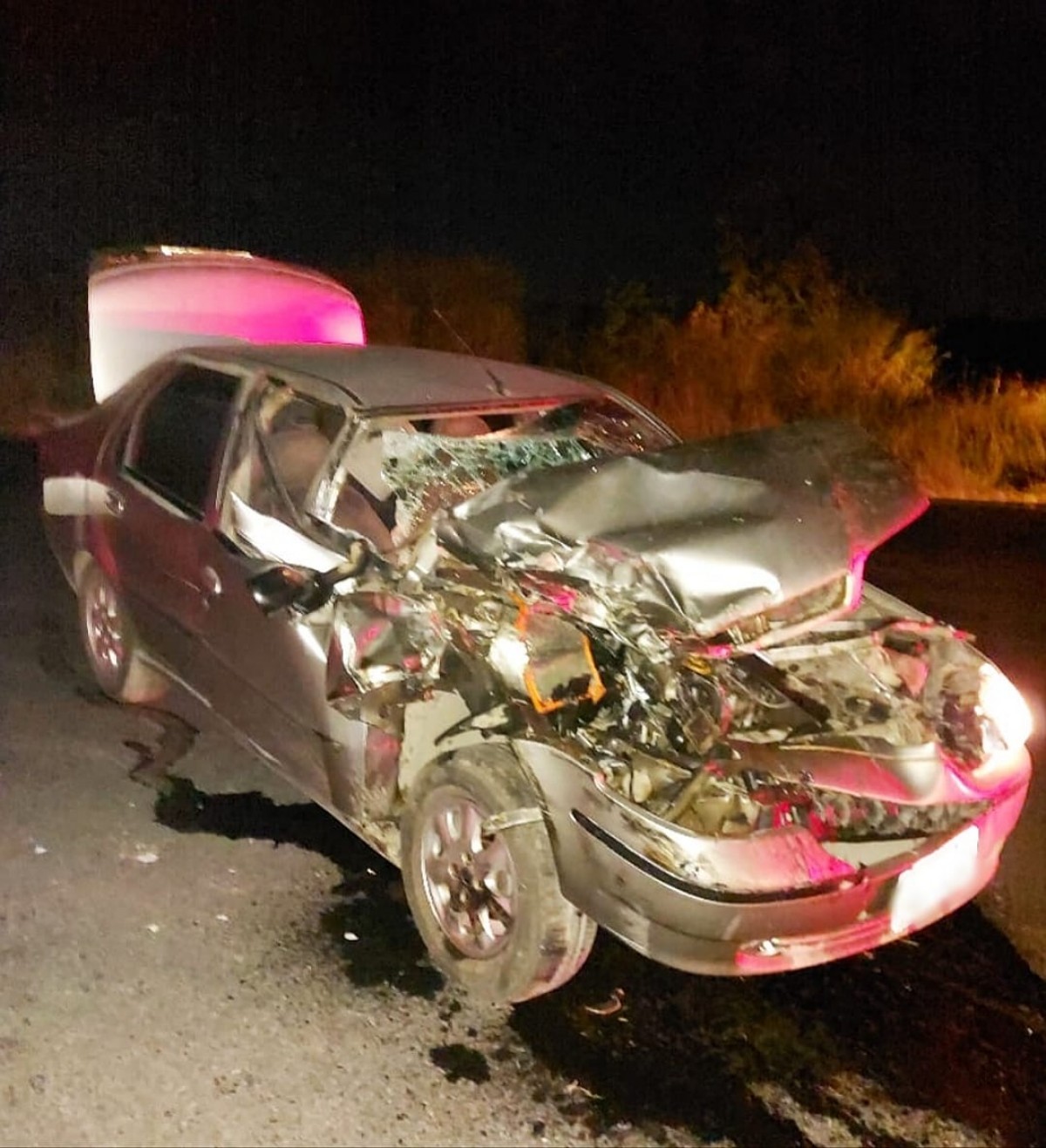 Acidente entre carro e caminhão na BR 354 deixa uma vítima levemente ferida e transtorno na pista com derramamento de óleo diesel