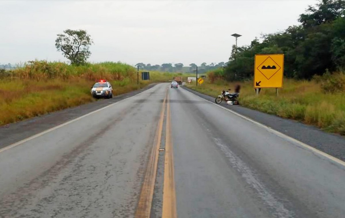 Piloto derrapa e tomba a moto na “Curva da Morte”
