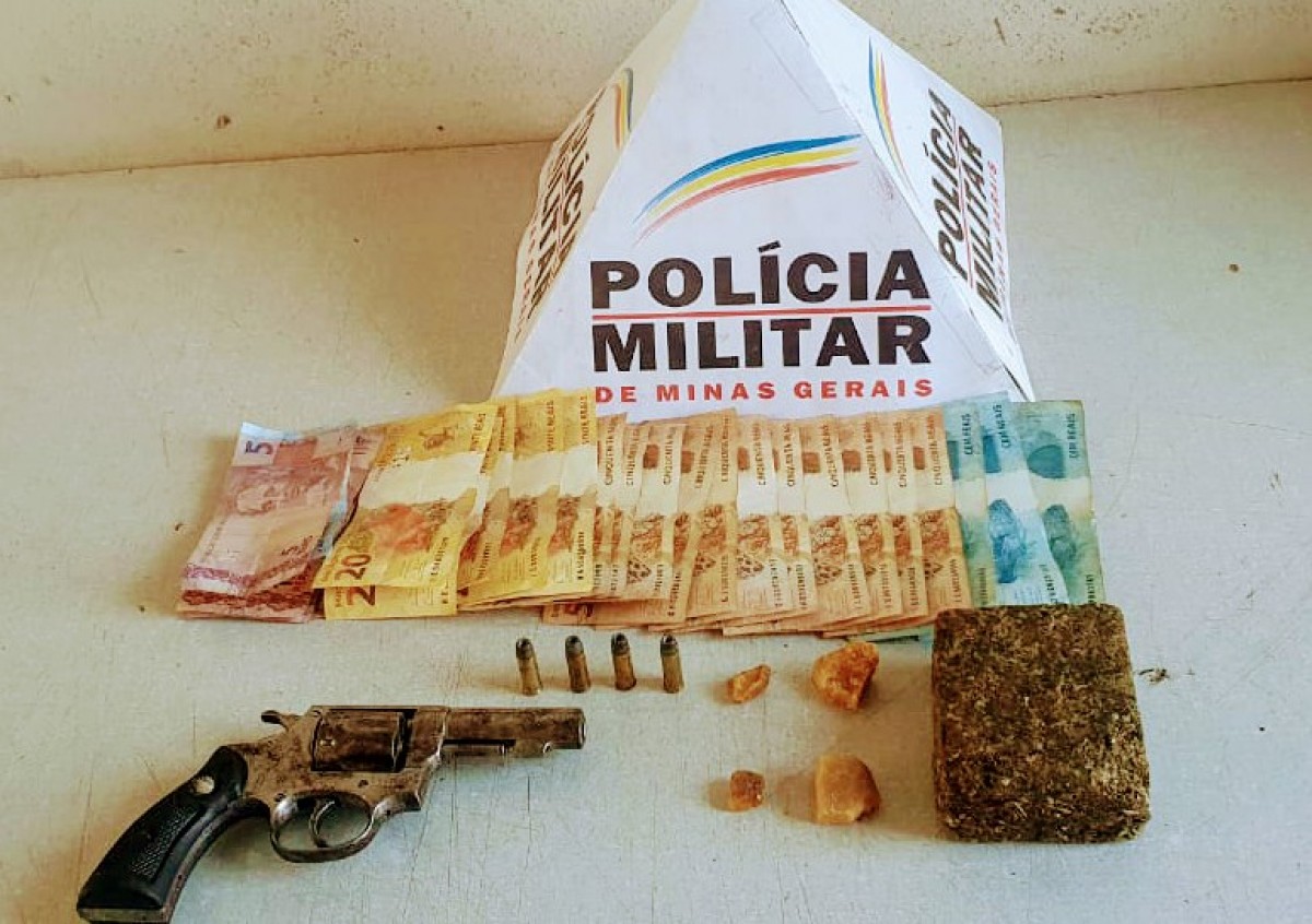 Polícia Militar apreende arma, munições e drogas em Arcos
