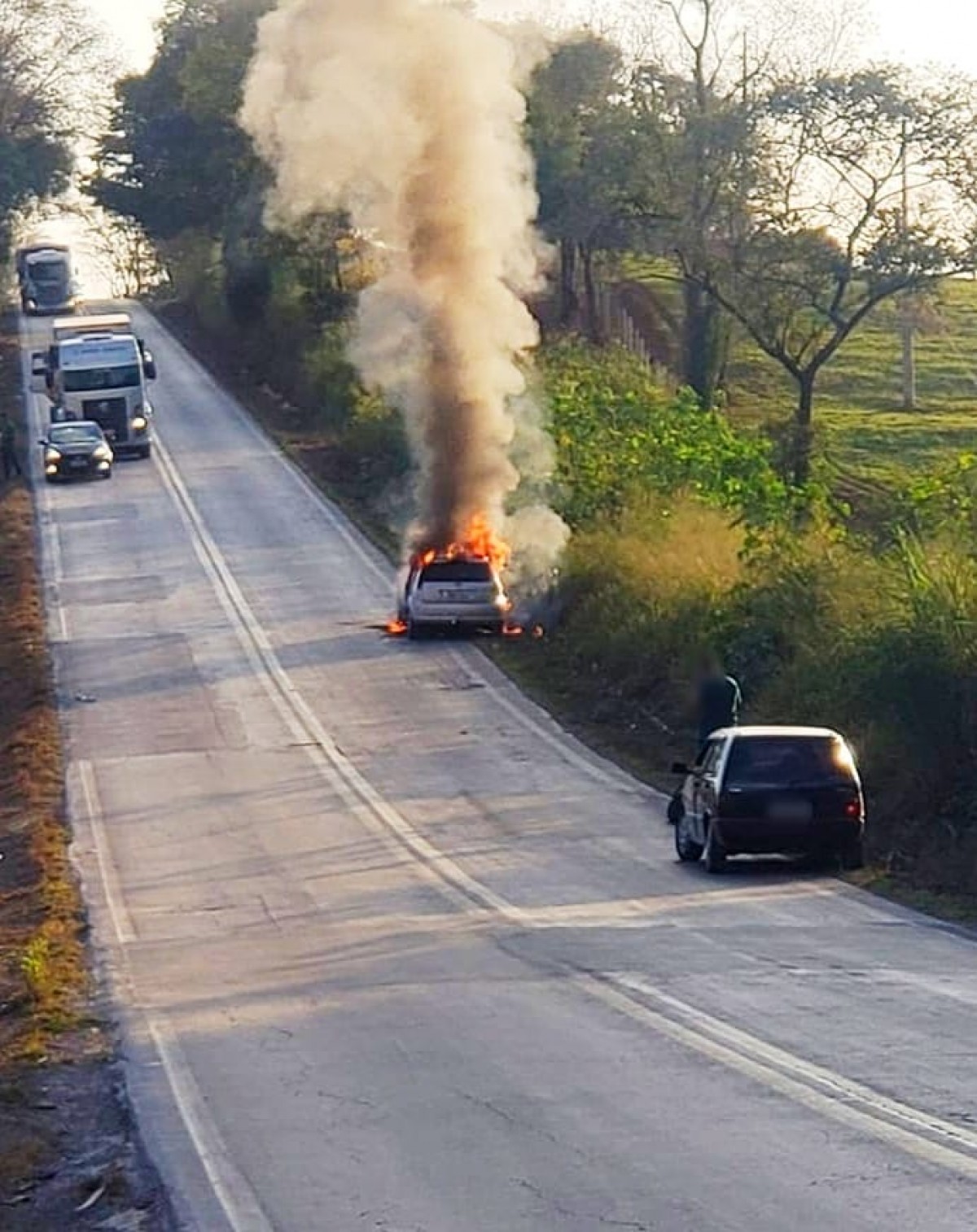 Veículo é encontrado em chamas a beira da rodovia MG439 em Pains
