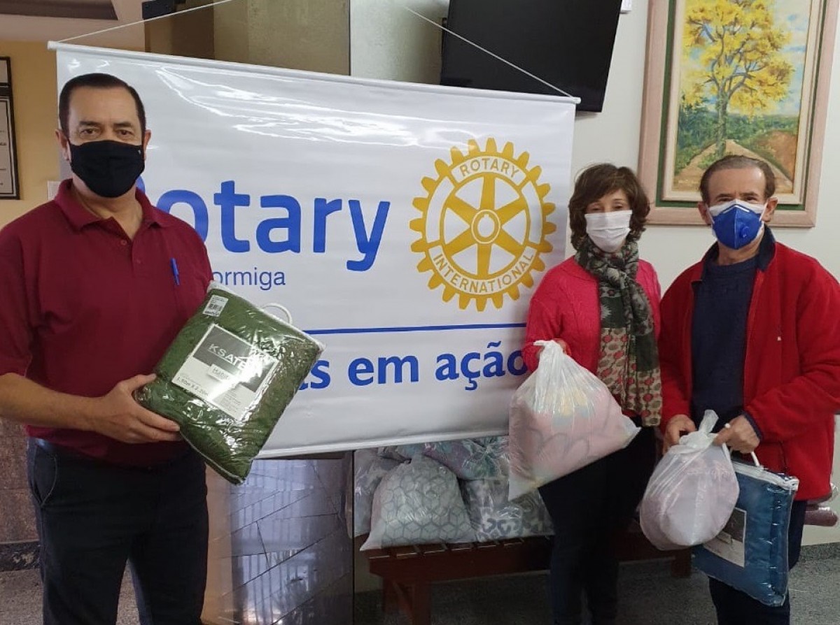 Rotary Club de Formiga finaliza campanha entregando cobertores a famílias carentes