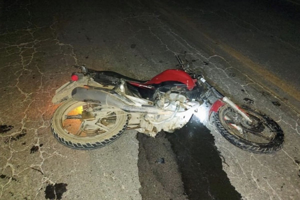 Motociclista é lançado sobre carroceria de carreta após colisão frontal com carro