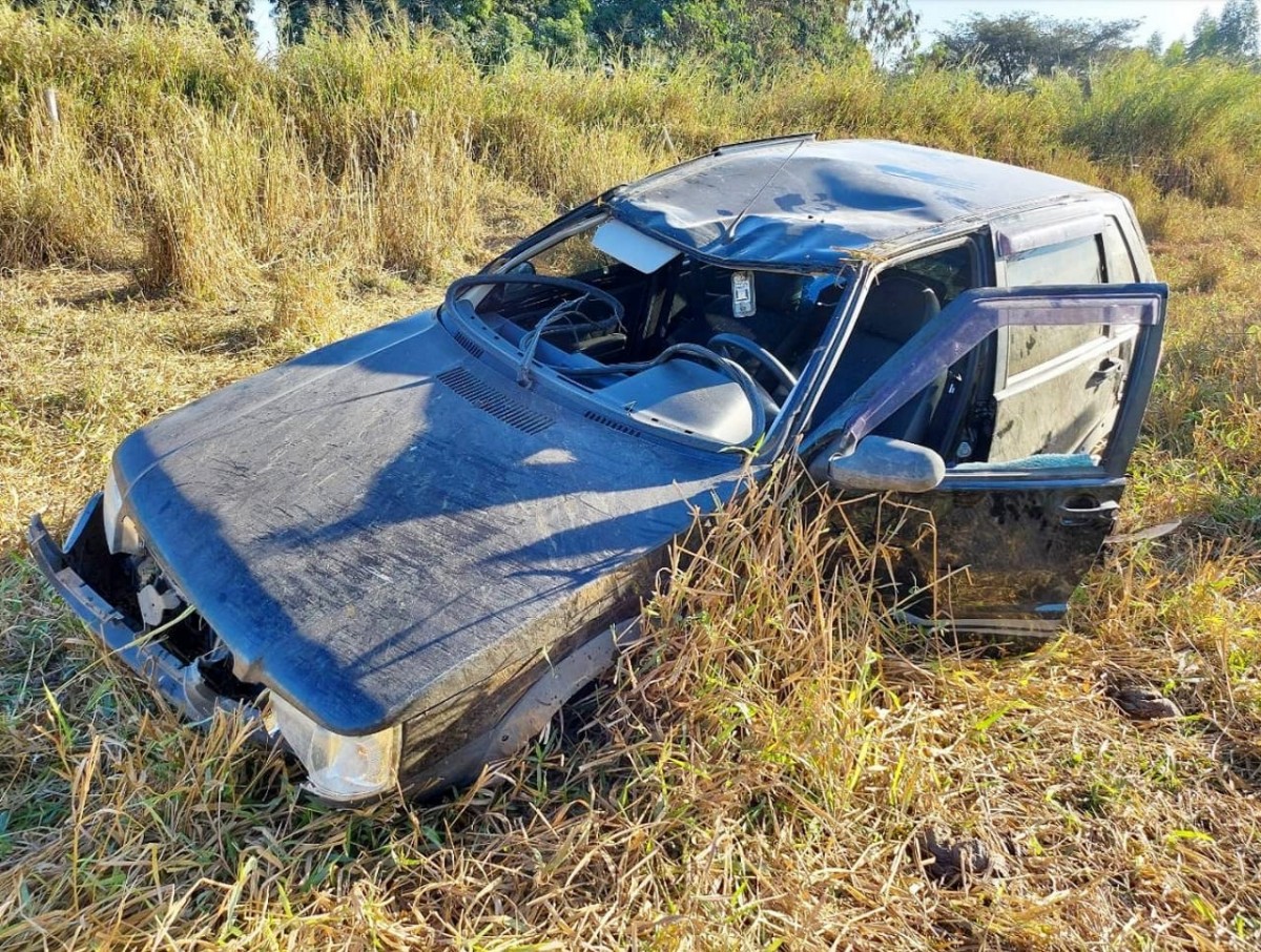 Carro capota na BR-354 em Arcos