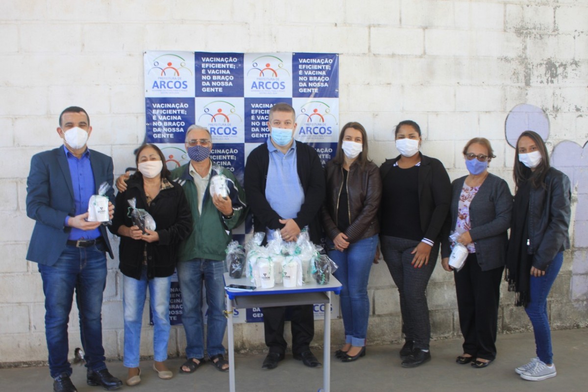 Sicoob Arcomcredi realiza ação para incentivar a vacinação na cidade de Arcos