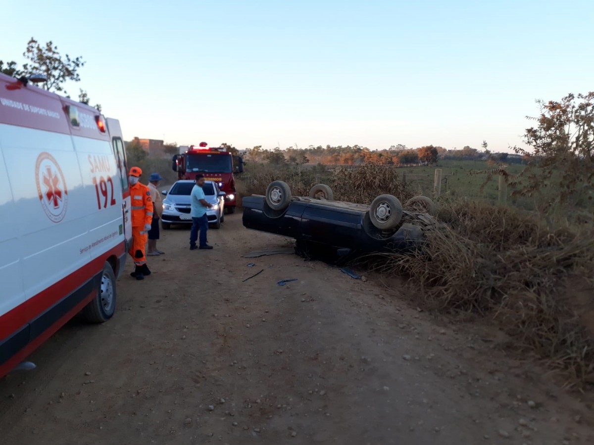 Veículo capota na estrada da Usina em Arcos