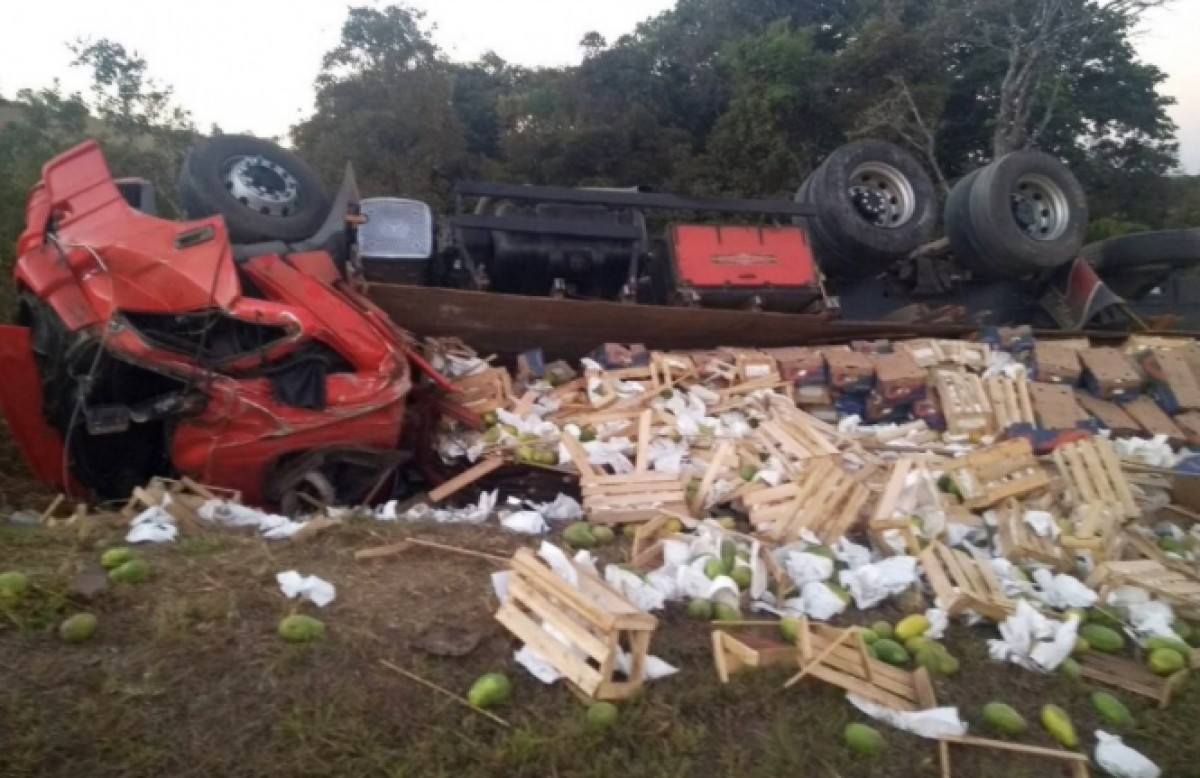 Caminhão carregado com mamão tomba na MG-050, em Formiga