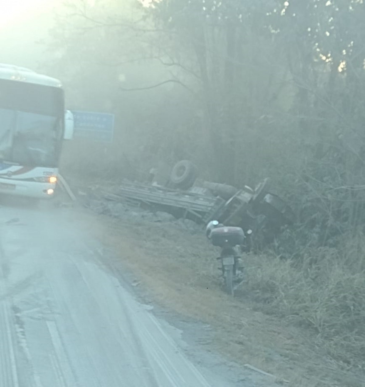 Motociclista morre em colisão frontal com caminhão carregado de cimento na BR-354 em Arcos