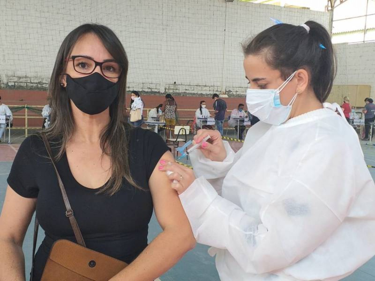 Covid-19: Pessoas de 35 anos serão vacinadas nesta terça (10/08); atenção para o local