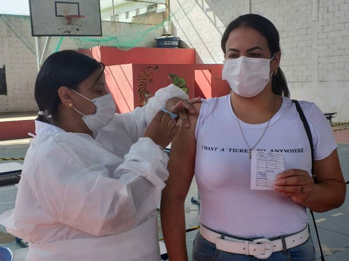 Covid-19: nesta quarta-feira (18) tem vacinação de pessoas de 28 anos; atenção para os horários de início