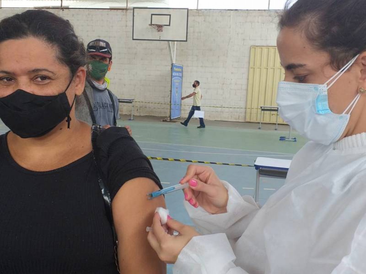 Covid-19: nesta quarta-feira (18) tem vacinação de pessoas de 27 anos; atenção para os horários de início