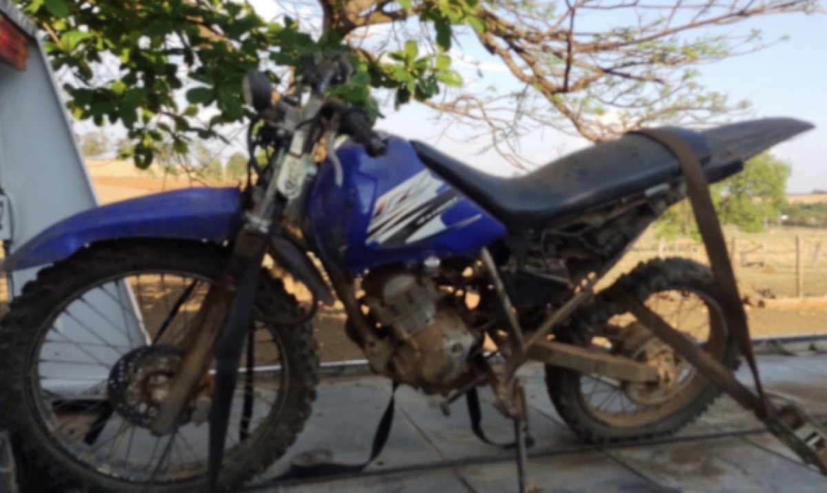 Pai e filho são presos com arma e motocicleta adulterada