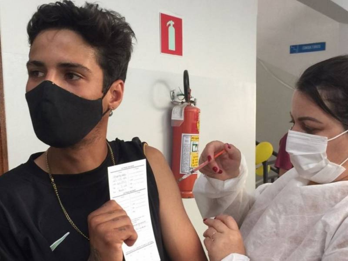 Covid-19: adolescentes de 15 anos serão vacinados nesta segunda-feira (04/10)