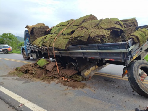 Acidente entre carreta e caminhão na BR 354 em Formiga
