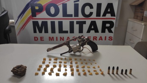 Arma de fogo e drogas são apreendidas com jovem de 17 anos e um homem no bairro Brasília em Arcos