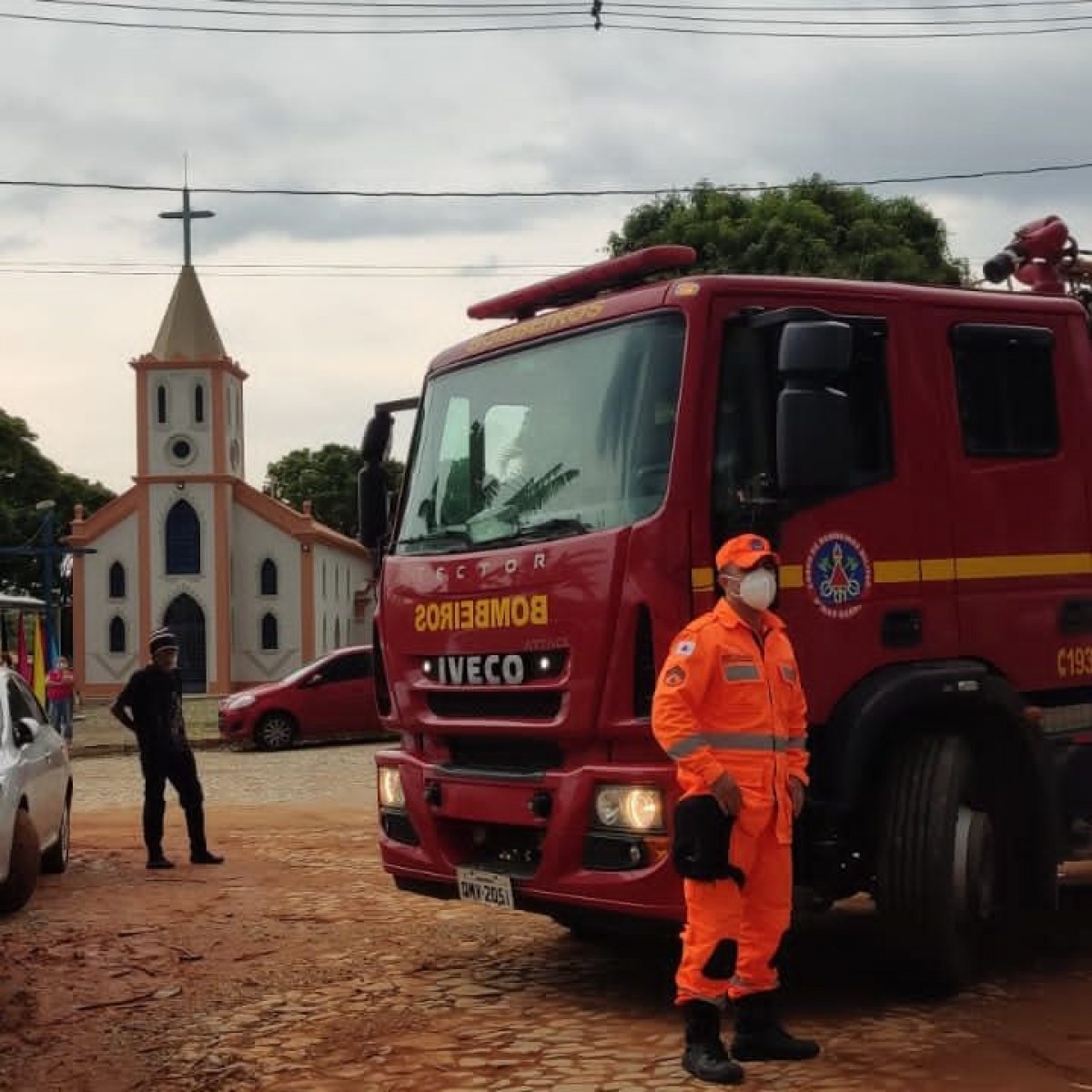 Enxame de abelhas ataca pessoas durante Festa Literária de Martins Guimarães (Flimg)