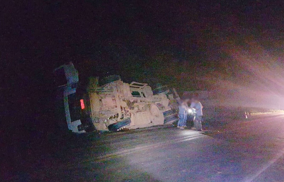Caminhão de leite tomba na MG 170 em Arcos