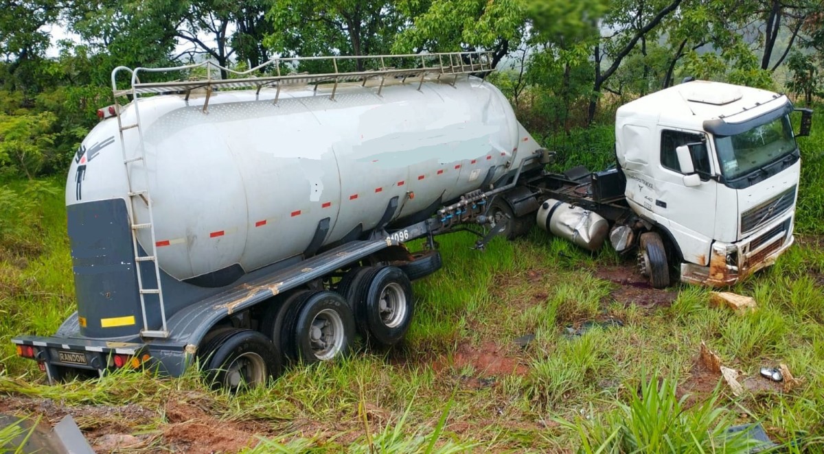 Carreta carregada cimento cai em buraco após batida com um bitrem que também transportava cimento na BR-354 em Formiga