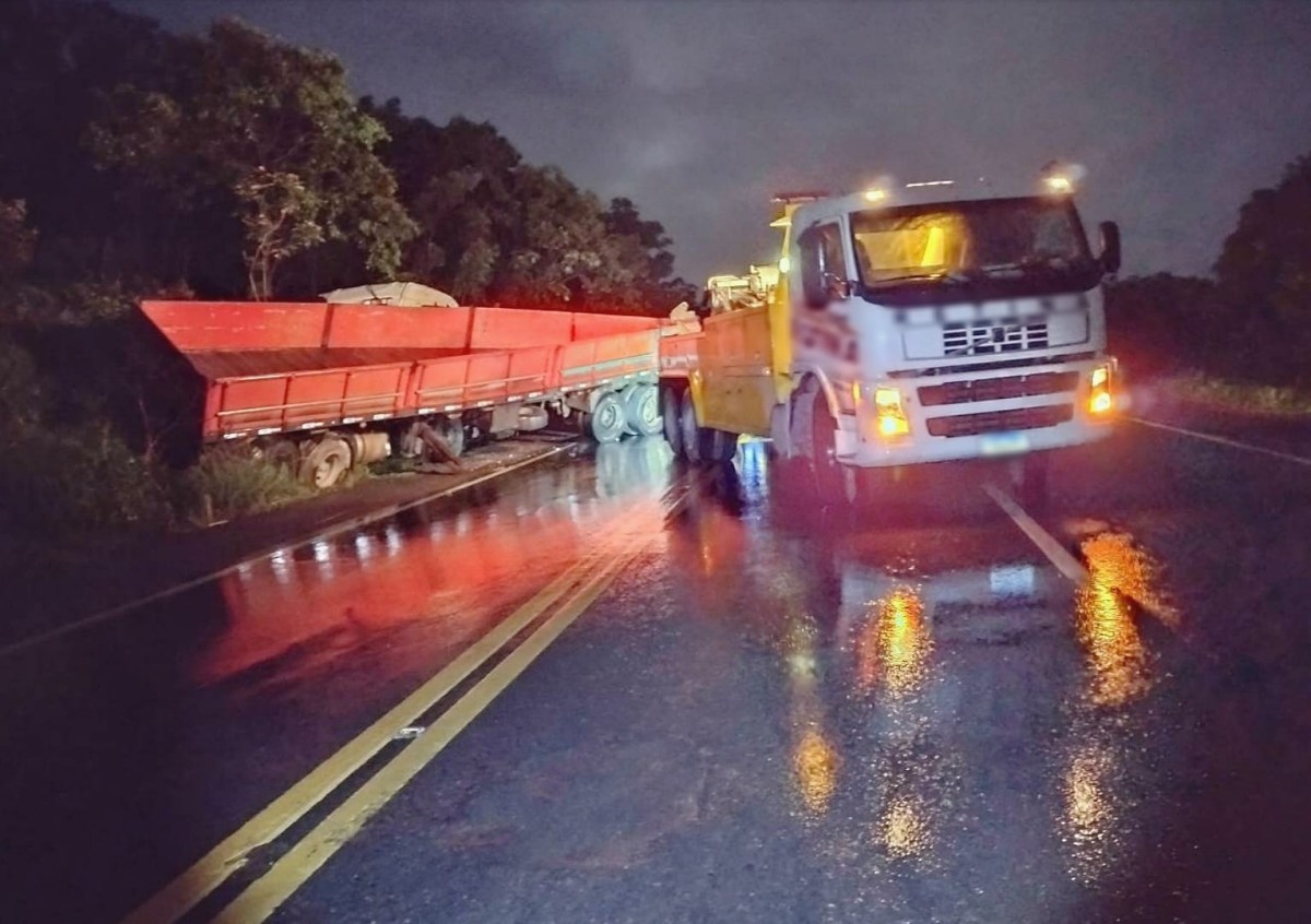 Carreta forma um "L" na pista e choca-se contra o barranco em Formiga