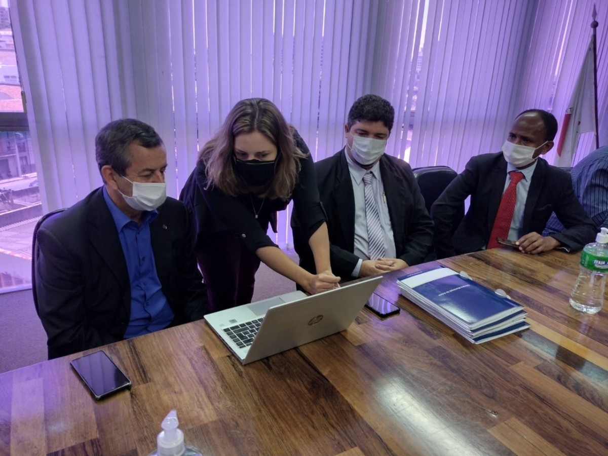 Deputado Arantes, executivo municipal e vereadores levam demandas ao DER em BH