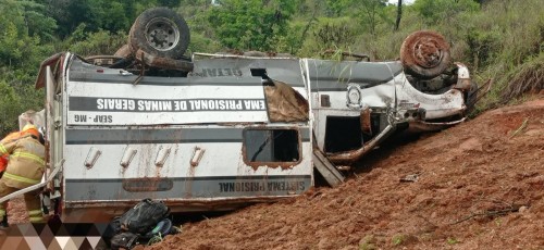 Veículo transportando cinco presos capota e cai em buraco em Formiga