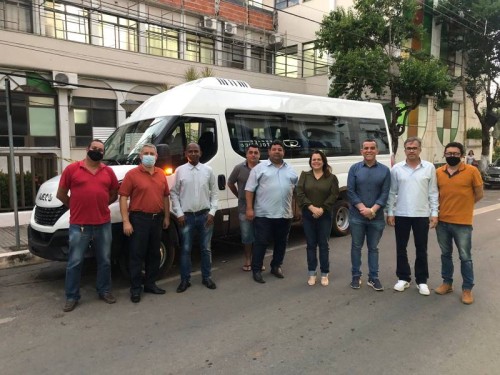 Van 0 Km é adquirida pelo Município para o transporte de universitários e atividades educacionais