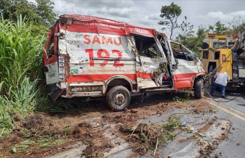 Ambulância perde controle, sai da pista e cai em um abismo na BR-354 em Formiga