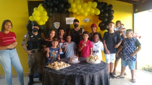 Criança recebe visita da PM em seu aniversário