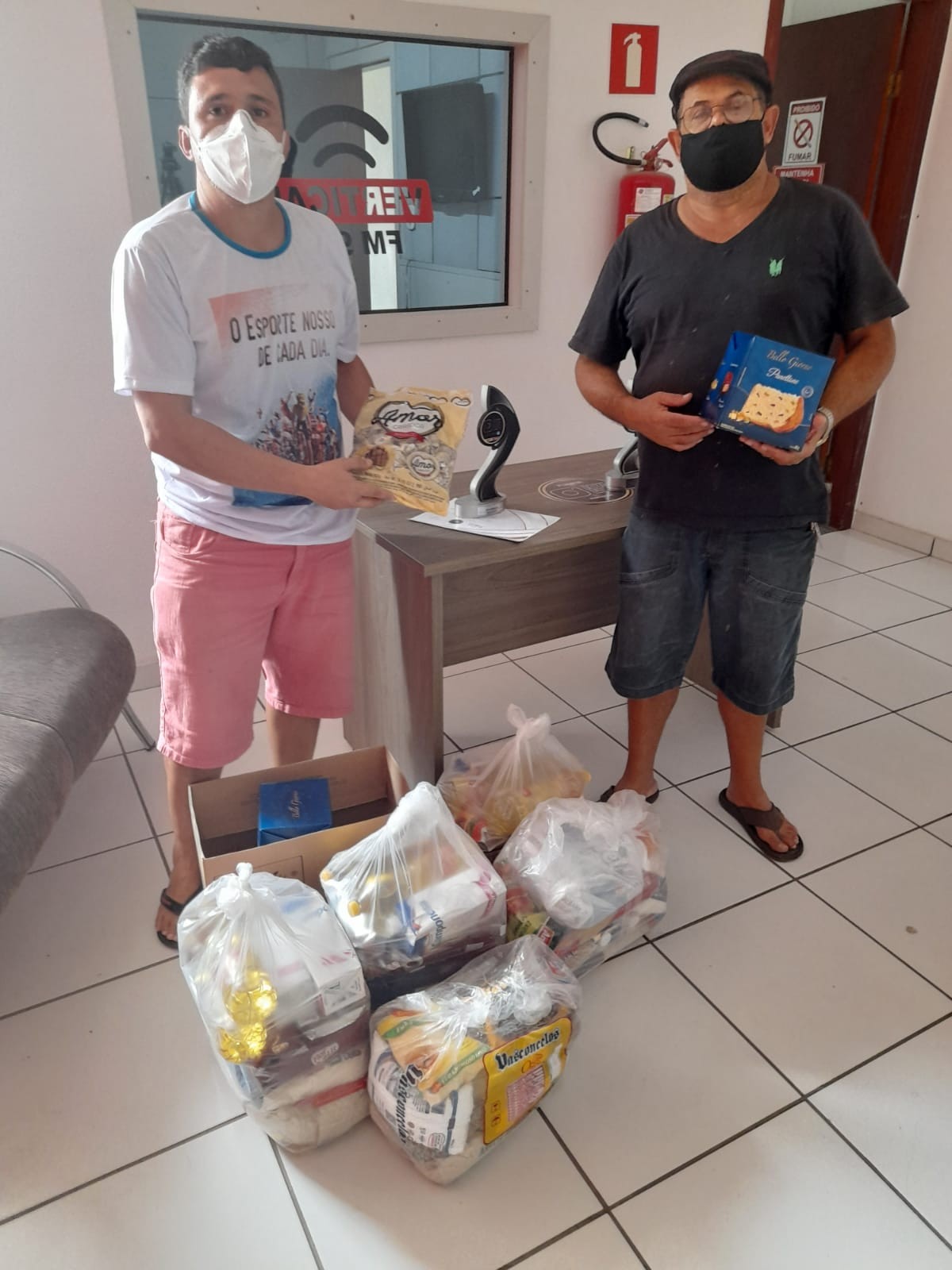 PAPAI NOEL DA VERTICAL FM FAZ ALEGRIA DE CRIANÇAS E ADULTOS