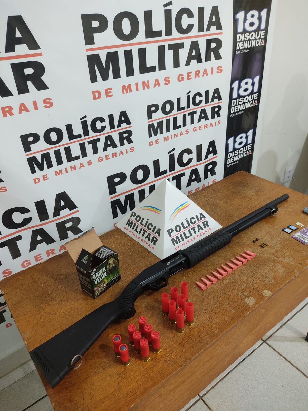 Arma e pinos de cocaína são encontrados com jovem em Tapiraí