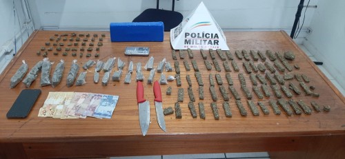 Casal é preso por tráfico após polícia flagrar um jovem portando drogas compradas do casal em Formiga