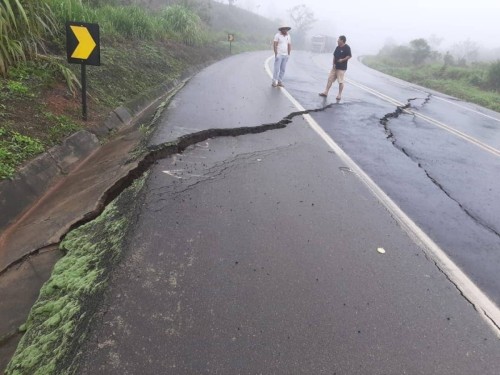 BR-262 em Córrego Danta volta a ser interditada devido a rachaduras na pista