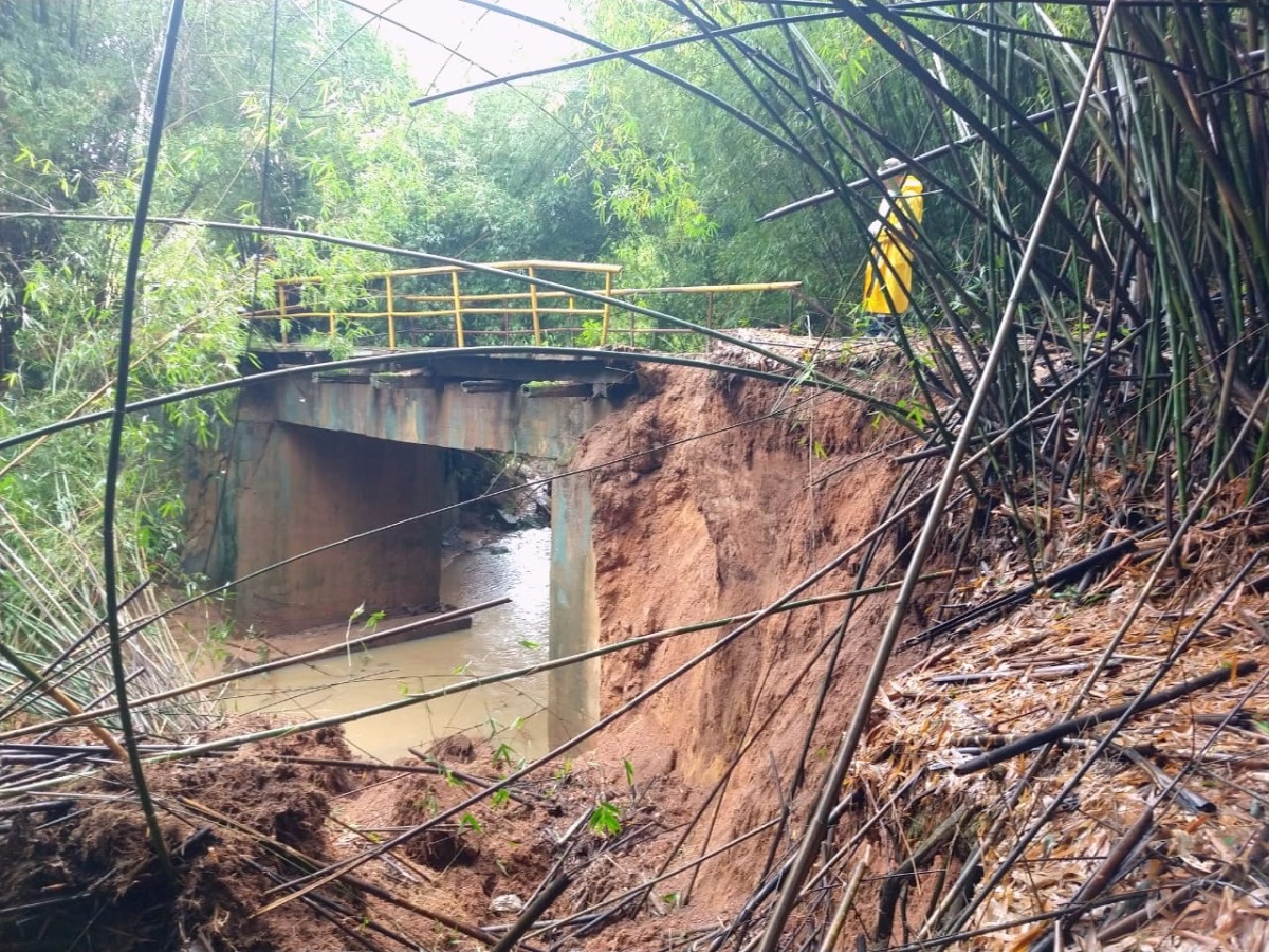 Após deslizamento de terra, ponte do Córrego da Raiz é interditada em Arcos