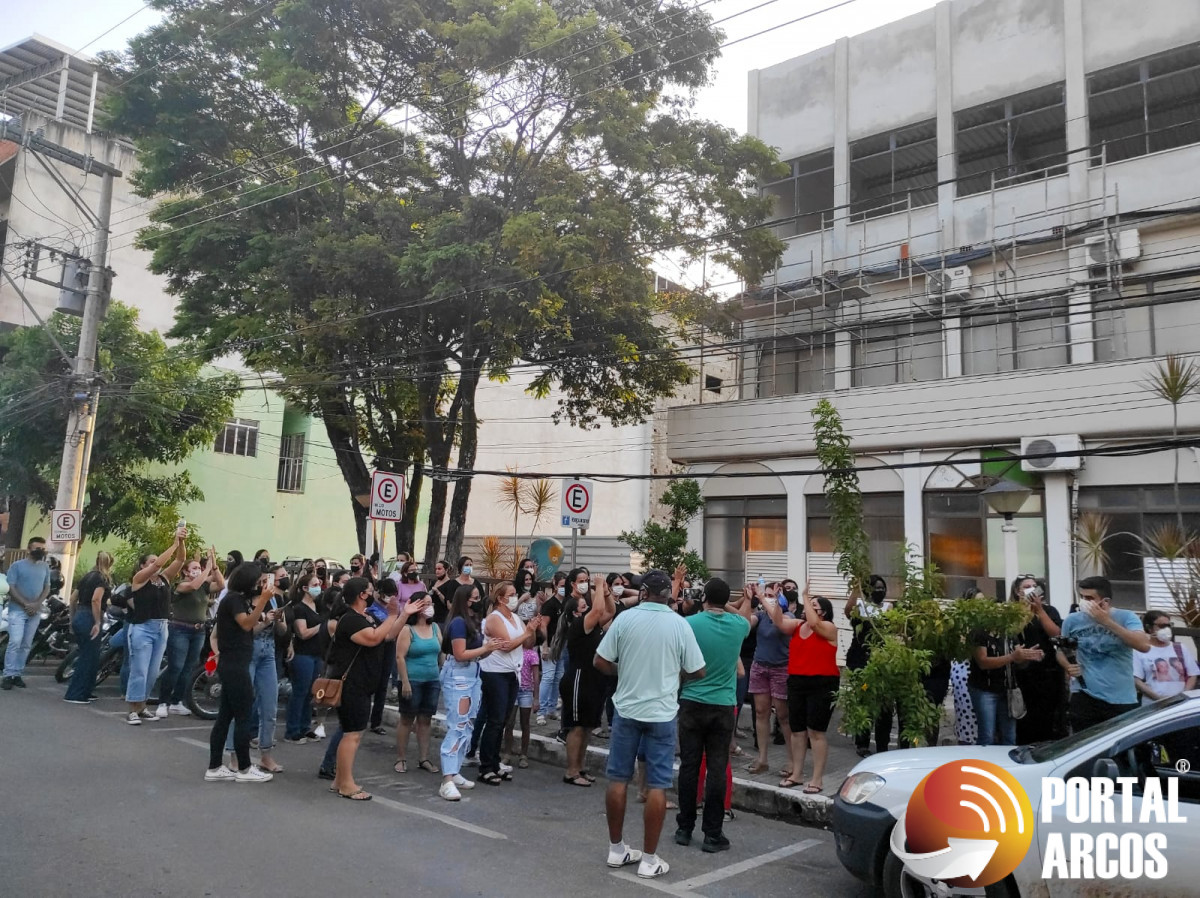 Professores da rede municipal de Arcos se manifestam para reivindicar reajuste do piso salarial