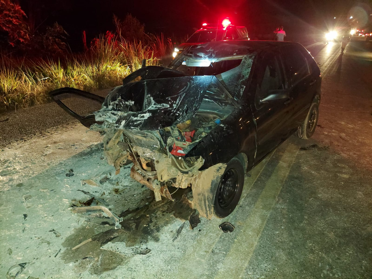 Em Arcos – Carro bate em traseira de caminhão e deixa uma vítima fatal e outra gravemente ferida.