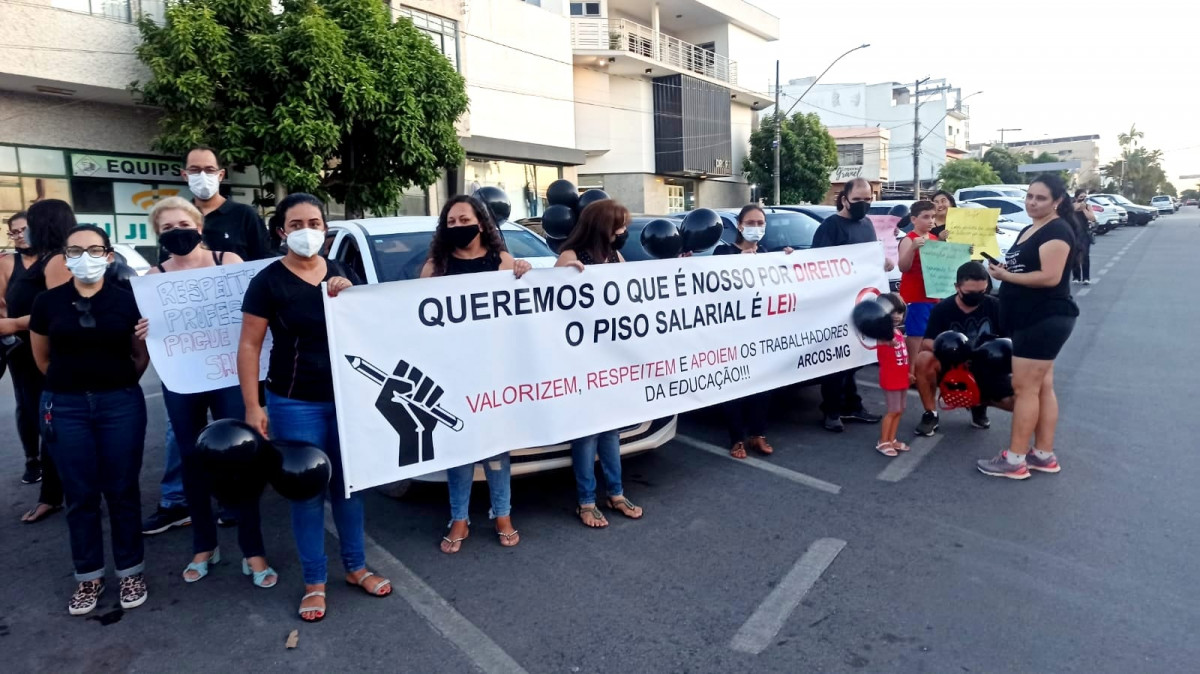 Professores da rede estadual de Arcos continuam em greve por tempo indeterminado