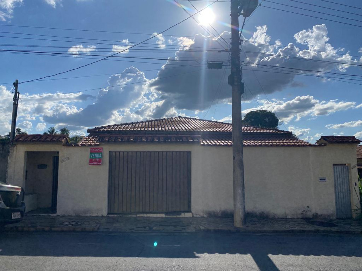 Oportunidade - Casa à venda no Centro em Arcos