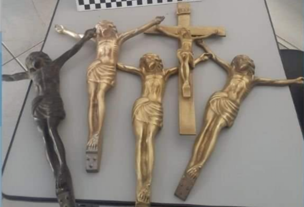 Mulher é presa por roubo de crucifixos em cemitério de Lagoa da Prata