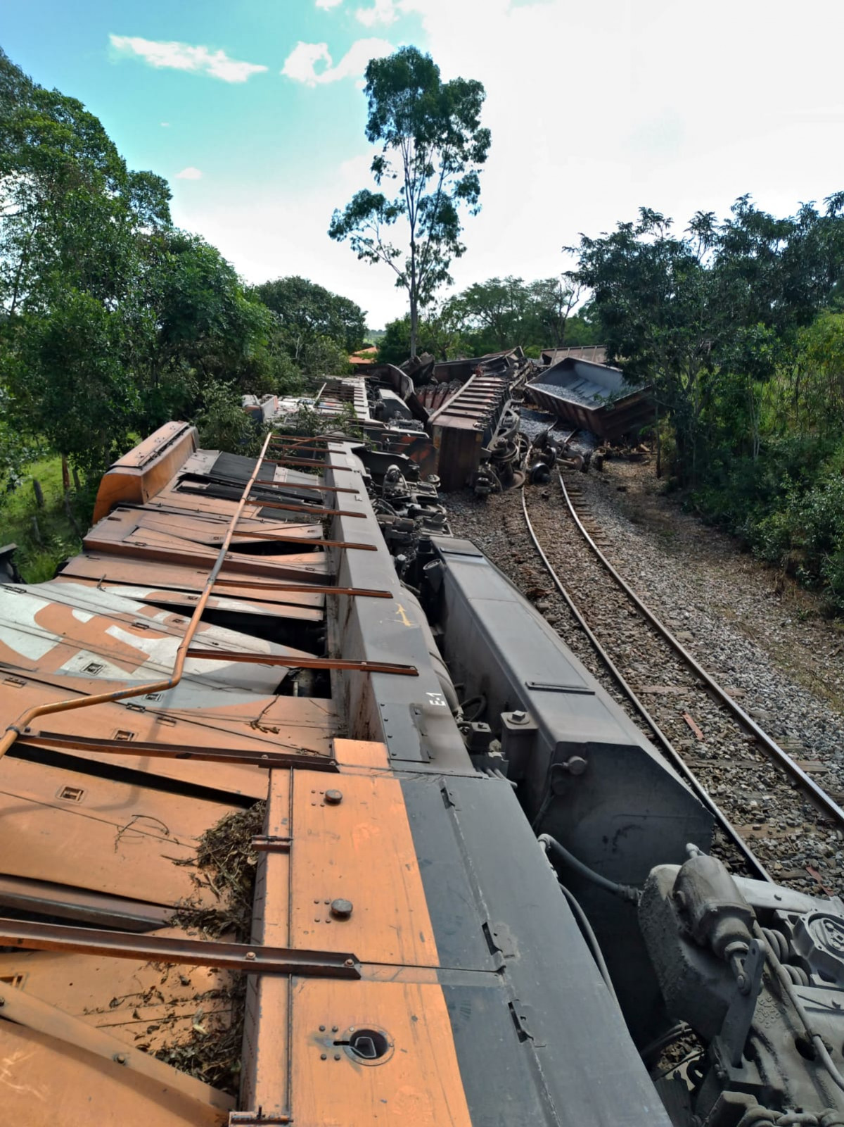 Maquinista morre após locomotiva tombar em Formiga