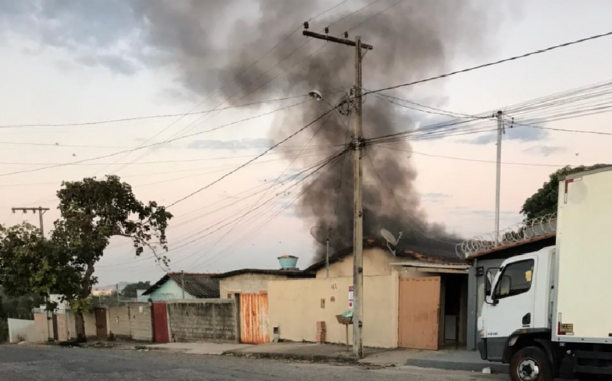 Em Lagoa da Prata, após mãe incendiar casa da própria filha, amigos fazem campanha para reforma do local