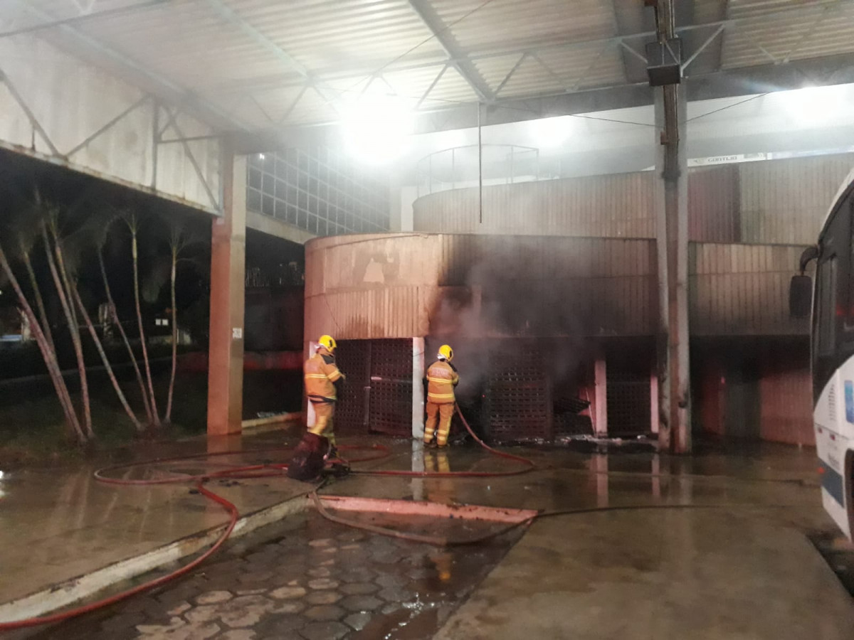 Arcos - Bombeiros combatem incêndio em Terminal Rodoviário