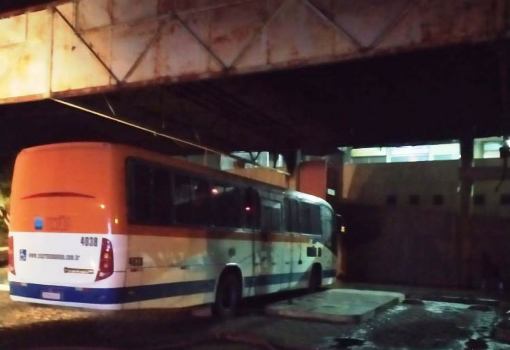 POLÍCIA CIVIL PRENDE SUSPEITO DE ATEAR FOGO EM ÔNIBUS NO TERMINAL RODOVIÁRIO DE ARCOS