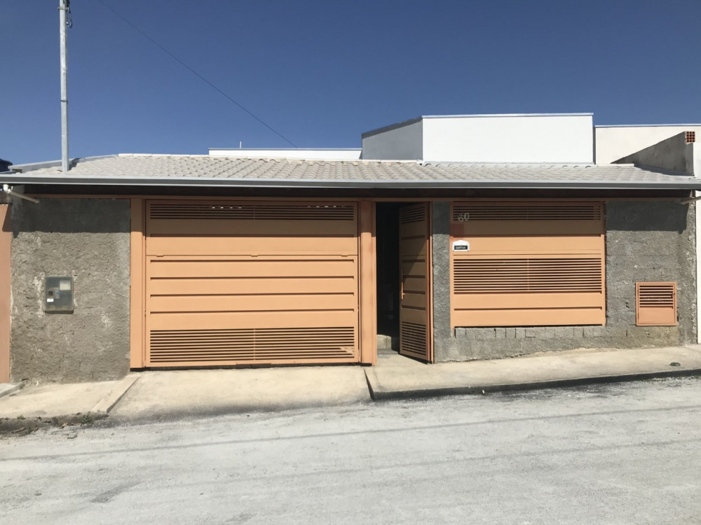 Casa disponível em Arcos, imóvel com 2 quartos, garagem para 2 carros
