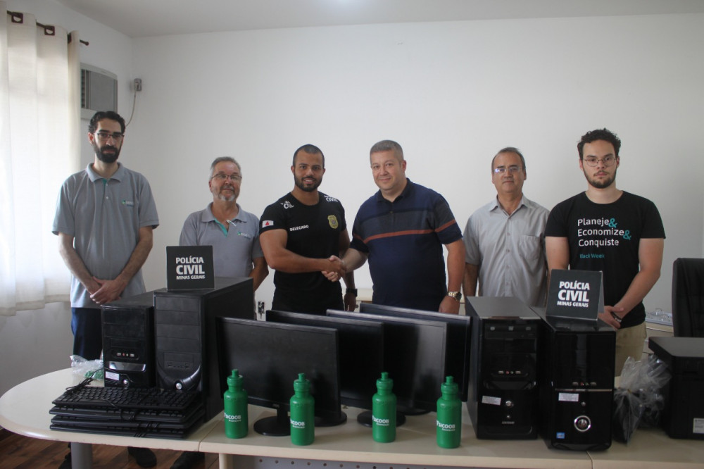 Sicoob Arcomcredi entrega quatro computadores a Delegacia de Polícia Civil em Arcos