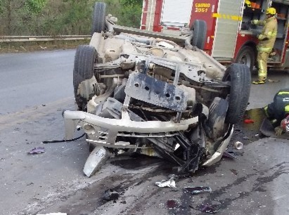 Homem morre após carro capotar na BR 354 próximo ao Córrego das Almas