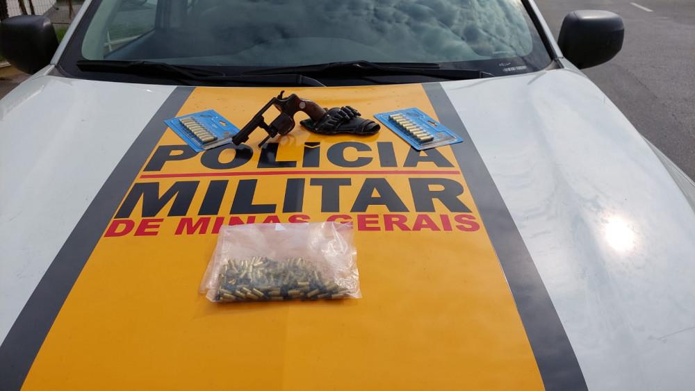 Divinópolis - Homem é detido pela Polícia Militar Rodoviária por porte ilegal de arma de fogo