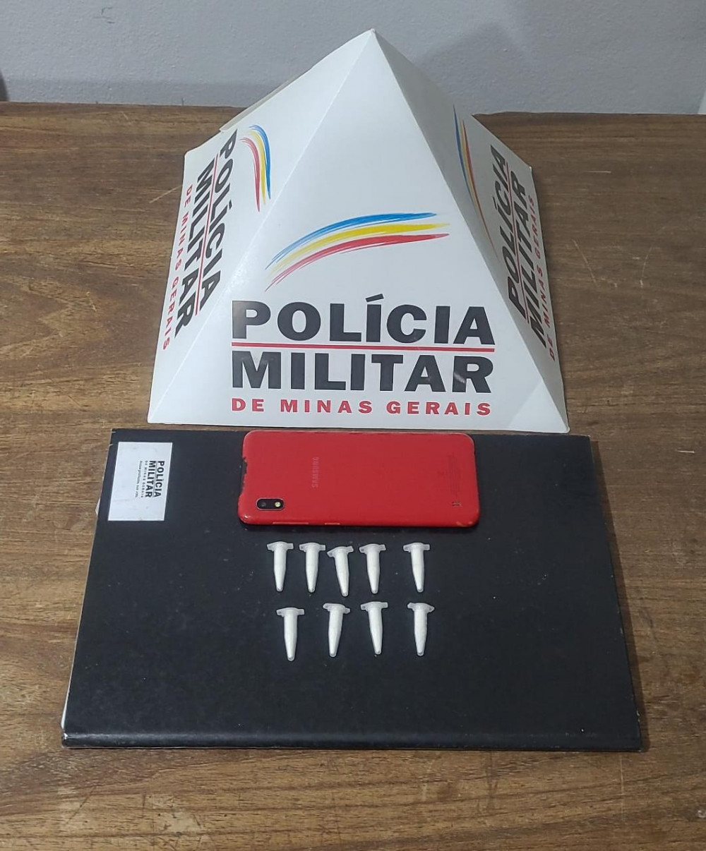 Homem é preso pela PM por tráfico de drogas no centro de Arcos