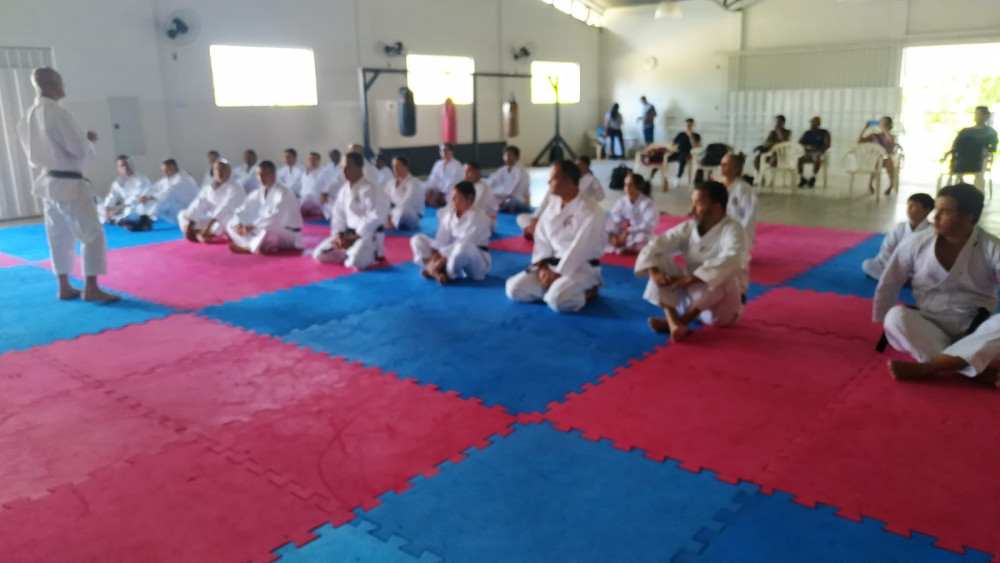 DOJO KELCIO PROMOVE NIVELAMENTO DE CONHECIMENTOS JUNTO A REPRESENTANTE DA  Japan Karate Association (JKA)