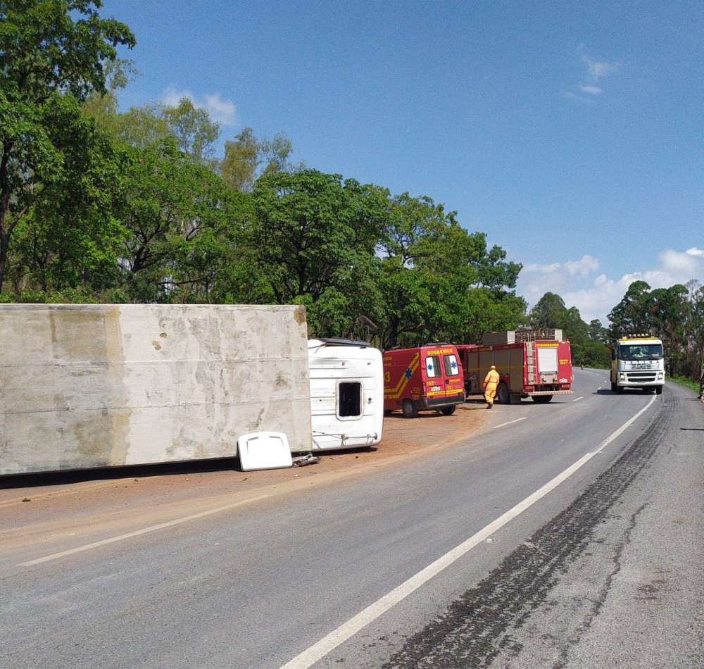 Caminhão perde a direção e tomba na BR-354